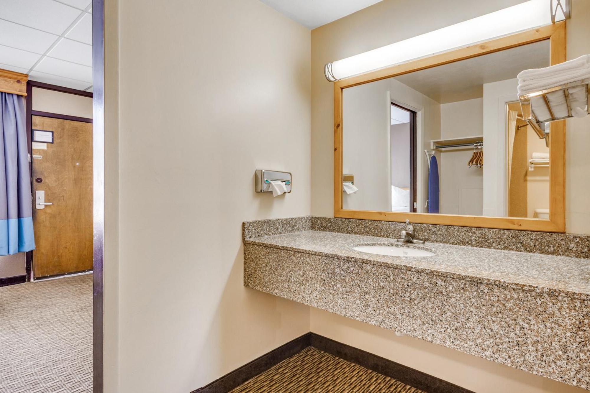 צ'מברליין Best Western Lee'S Motor Inn מראה חיצוני תמונה